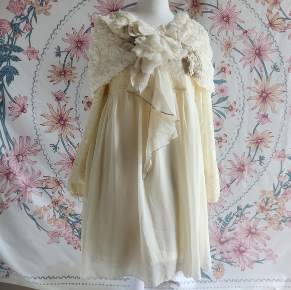 Axes Femme cream textured 3d floral shawl wrap with broach Shiujo Himi Dollette - Picture 1 of 8